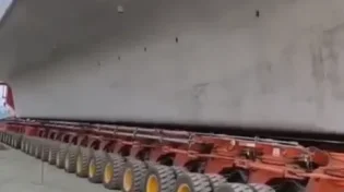 לא תאמינו מה המשאית הזאת סוחבת - וגם איך היא נראית