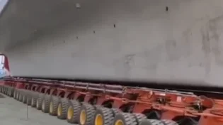 לא תאמינו מה המשאית הזאת סוחבת - וגם איך היא נראית