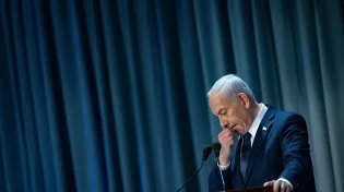 נתניהו מבקש לדחות את עדותו בעקבות דיון דחוף בעניינו של יועץ ראש הממשלה