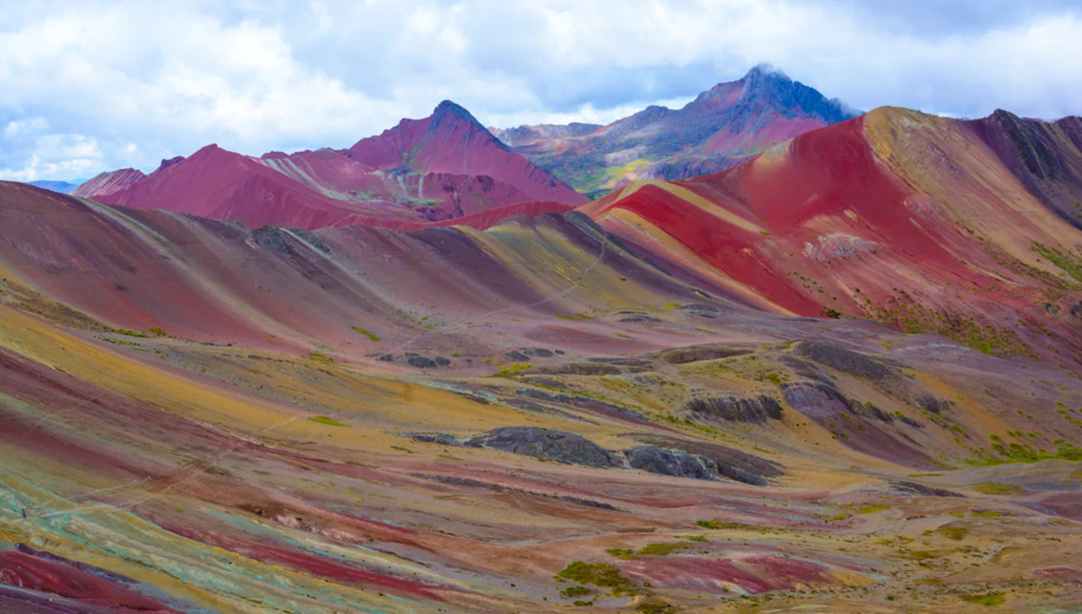 לא פוטושופ: המקום שנראה כאילו נשפכו עליו צבעים מהשמיים