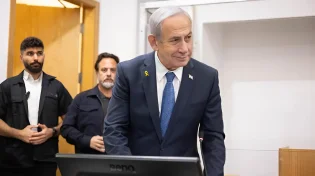 "לא מאמין שאתם גורמים לי להתעסק בהודעות דוברות אידיוטיות": רה"מ התפרץ במהלך עדותו