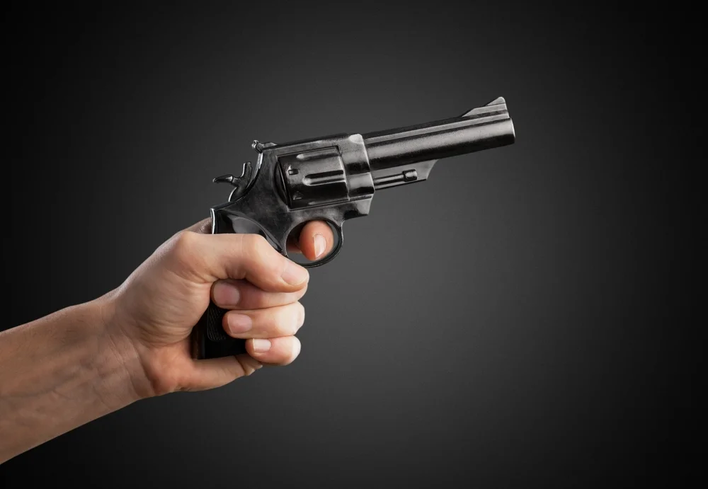 בגלל טיול שבוטל: ילד בן 12 חשוד שניסה לחטוף אקדח ולאיים על המנהל בגלל טיול שבוטל: ילד בן 12 חשוד שניסה לחטוף אקדח ולאיים על המנהל