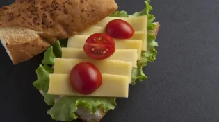 המזון שנחשב בריא - ועלול להרוס לנו את הבריאות: מה מסתתר בלחם של הילדים שלכם?