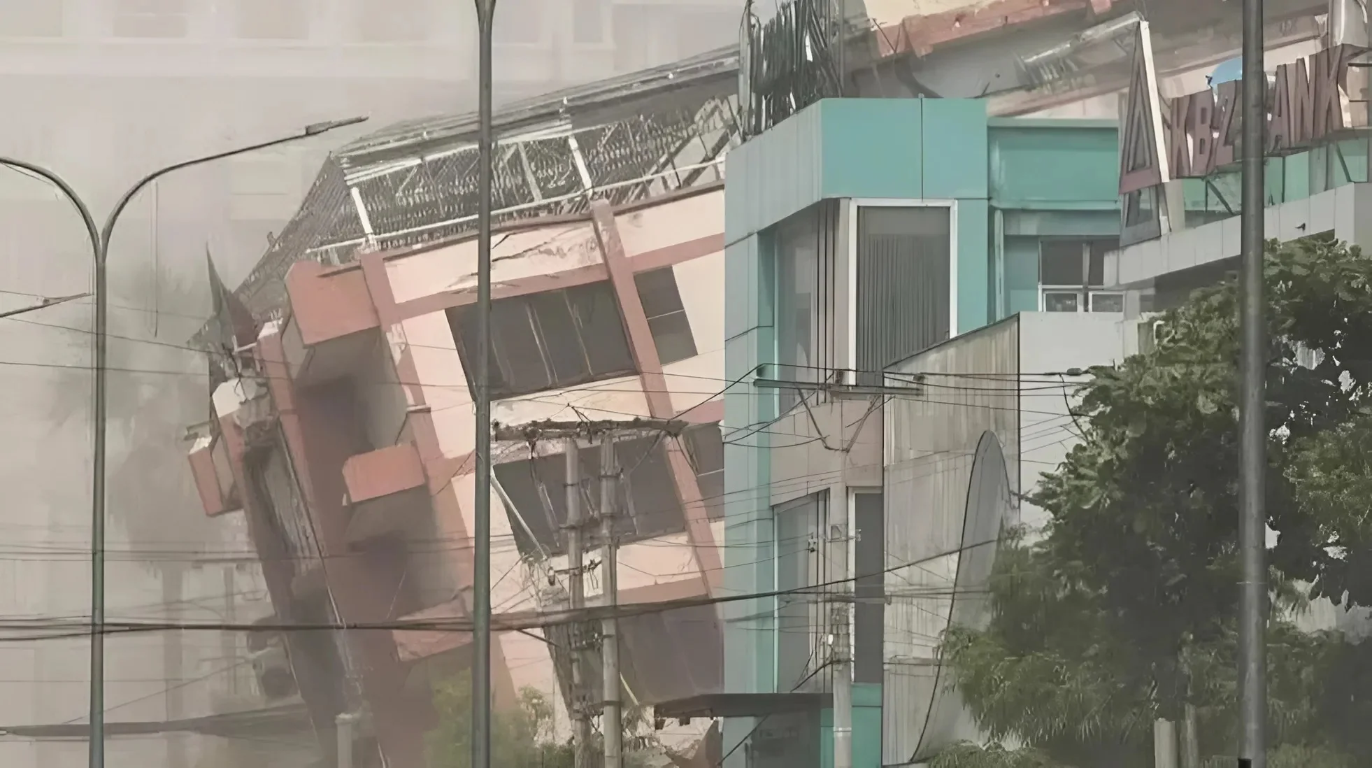 ניצל בנס: אחרי 5 ימים מתחת להריסות – כך חולץ הצעיר ממיאנמר ניצל בנס: אחרי 5 ימים מתחת להריסות – כך חולץ הצעיר ממיאנמר