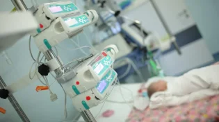 התחיל בחום - והסתיים בטיפול נמרץ: תינוק בן 4 חודשים נדבק במחלה קטלנית שנעלמה מהנוף הישראלי