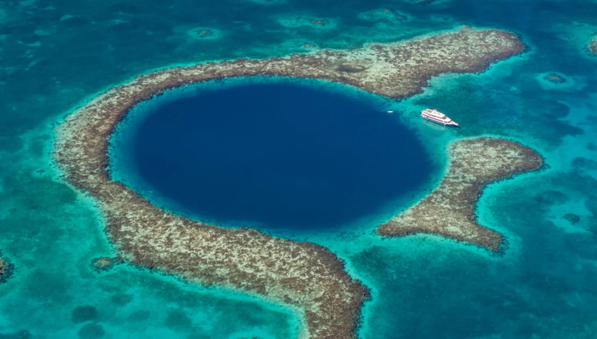 שער למעמקי האדמה – או תזכורת מהעבר? הכירו את הבולען הכי מסתורי על פני כדור הארץ