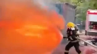 מים 1, אש 0 - הרגע שבו הכבאים מראים מי שולט בשטח
