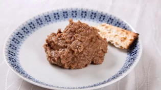 במיוחד לליל הסדר: חרוסת ביתית לכורך - כזו שלא יוותרו עליה גם בשולחן עורך