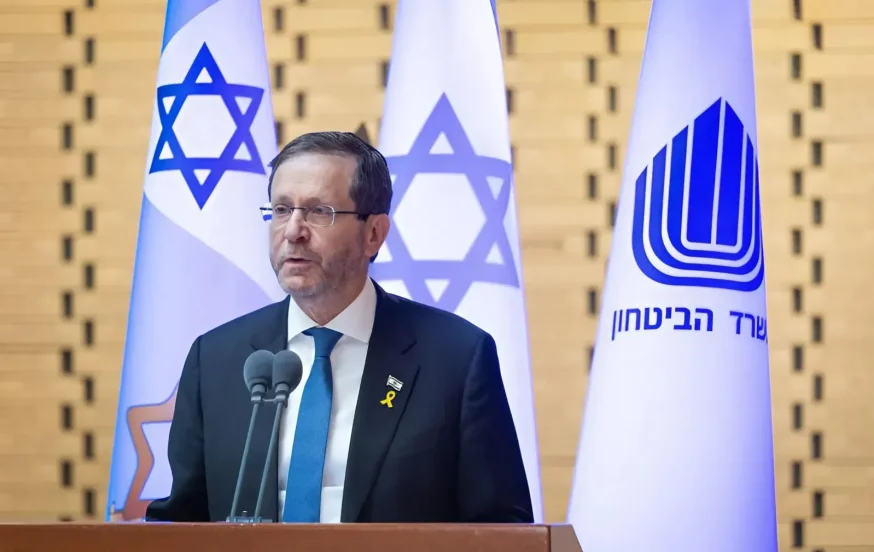 הנשיא הרצוג: "כל מאמץ נדרש להשבת החטופים – גם אם לקבר ישראל" הנשיא הרצוג: "כל מאמץ נדרש להשבת החטופים – גם אם לקבר ישראל"