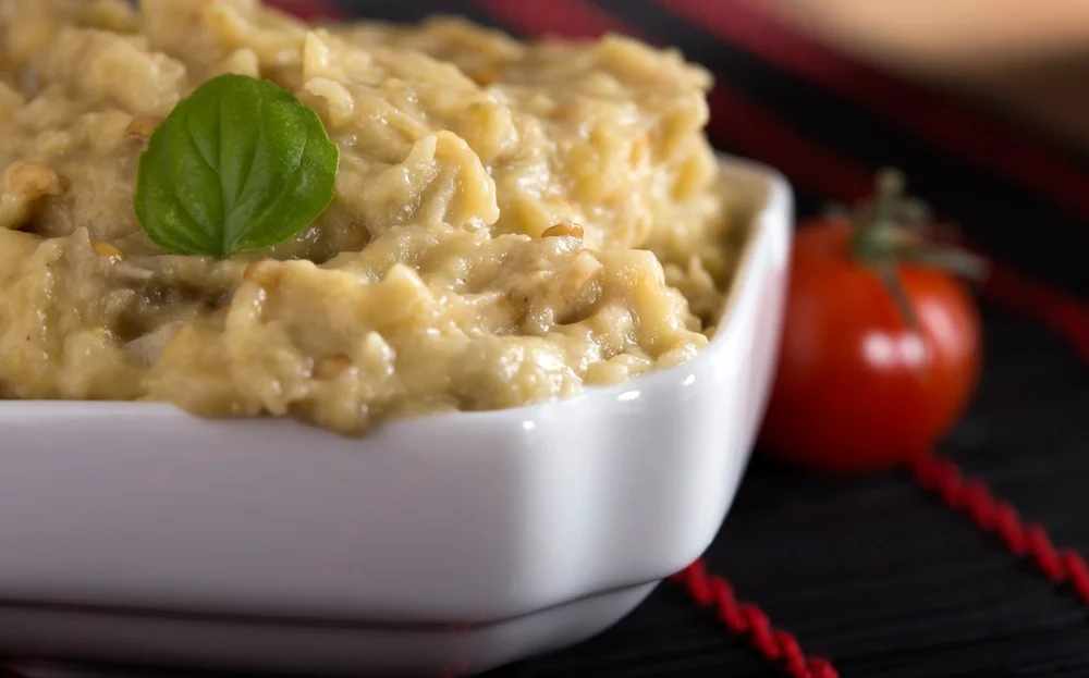 סלט חצילים קלויים עם עשבי תיבול – סלט חגיגי לליל הסדר עם ניחוח של מסורת סלט חצילים קלויים עם עשבי תיבול – סלט חגיגי לליל הסדר עם ניחוח של מסורת