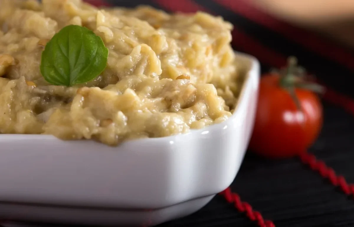 סלט חצילים קלויים עם עשבי תיבול &ndash; סלט חגיגי לליל הסדר עם ניחוח של מסורת