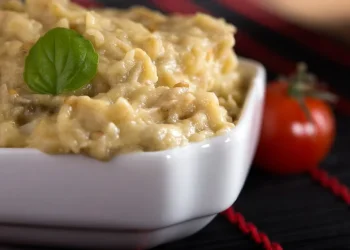 סלט חצילים קלויים עם עשבי תיבול &ndash; סלט חגיגי לליל הסדר עם ניחוח של מסורת