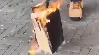 צפו: המנהיג הקיצוני הצית את הקוראן - והכול תועד