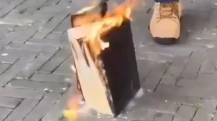 צפו: המנהיג הקיצוני הצית את הקוראן - והכול תועד