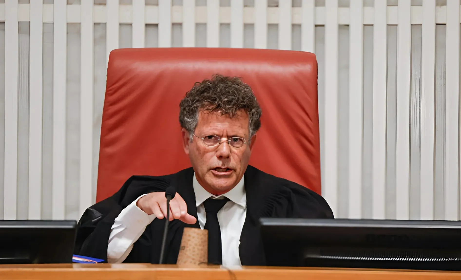 בג"ץ סוער: זעקות "בושה" בדיון על הדחת ראש השב"כ – השופטים הוציאו את הקהל בג"ץ סוער: זעקות "בושה" בדיון על הדחת ראש השב"כ – השופטים הוציאו את הקהל