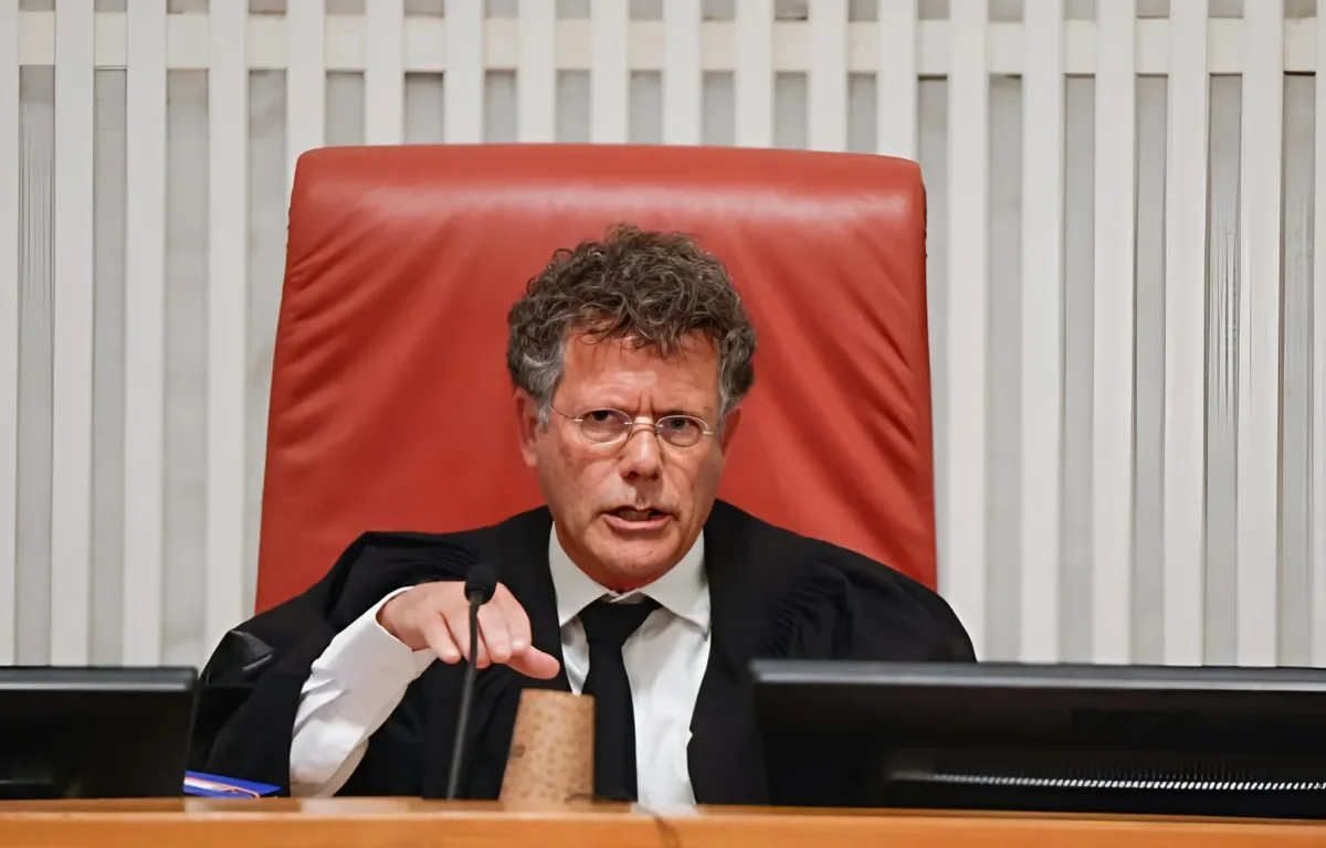 בג"ץ סוער: זעקות "בושה" בדיון על הדחת ראש השב"כ &ndash; השופטים הוציאו את הקהל