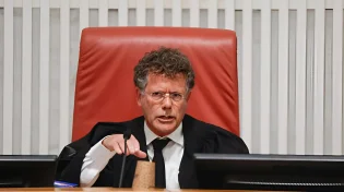 בג"ץ סוער: זעקות "בושה" בדיון על הדחת ראש השב"כ - השופטים הוציאו את הקהל