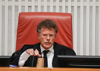 בג"ץ סוער: זעקות "בושה" בדיון על הדחת ראש השב"כ &ndash; השופטים הוציאו את הקהל