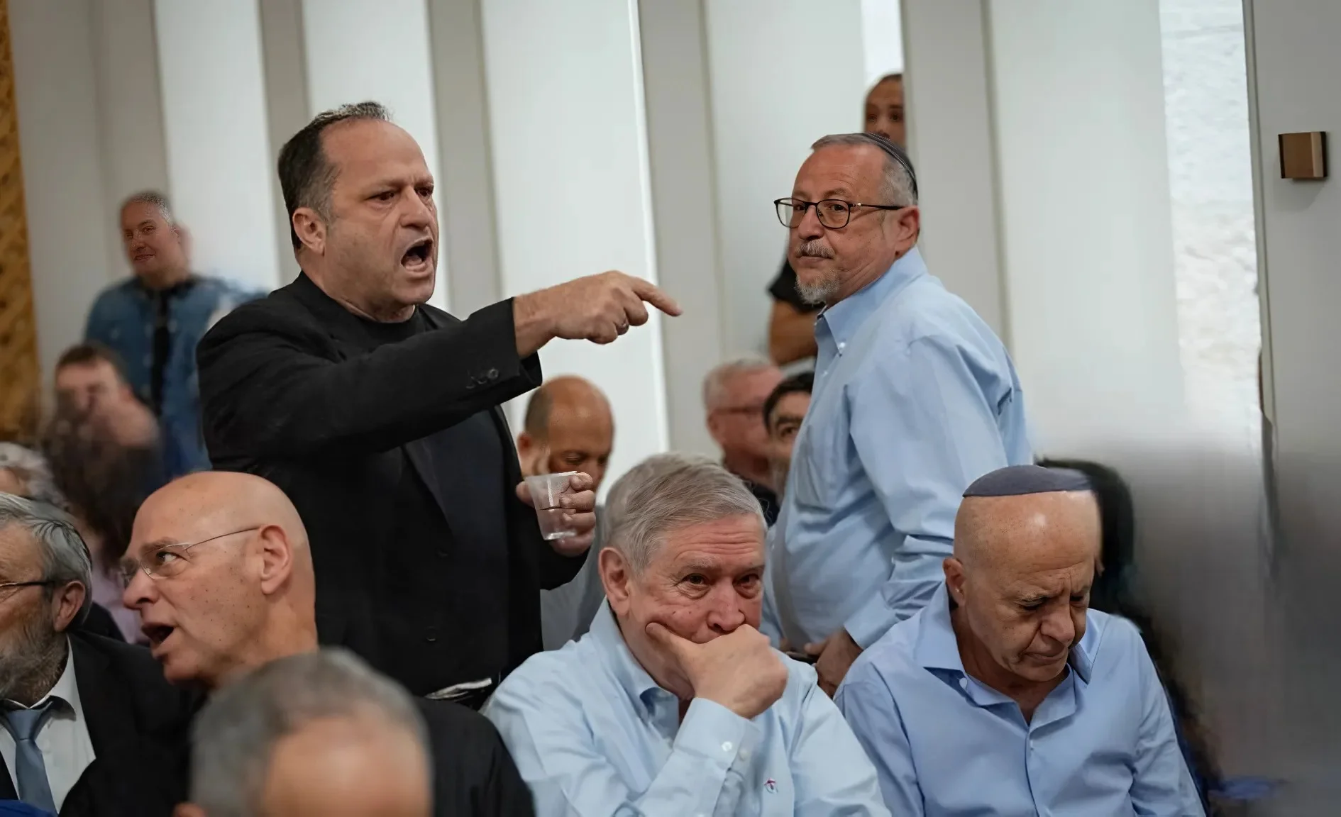 סערה פוליטית בעקבות הדרמה בבג״ץ: "מכונת הרעל הגיעה לבית המשפט" סערה פוליטית בעקבות הדרמה בבג״ץ: "מכונת הרעל הגיעה לבית המשפט"