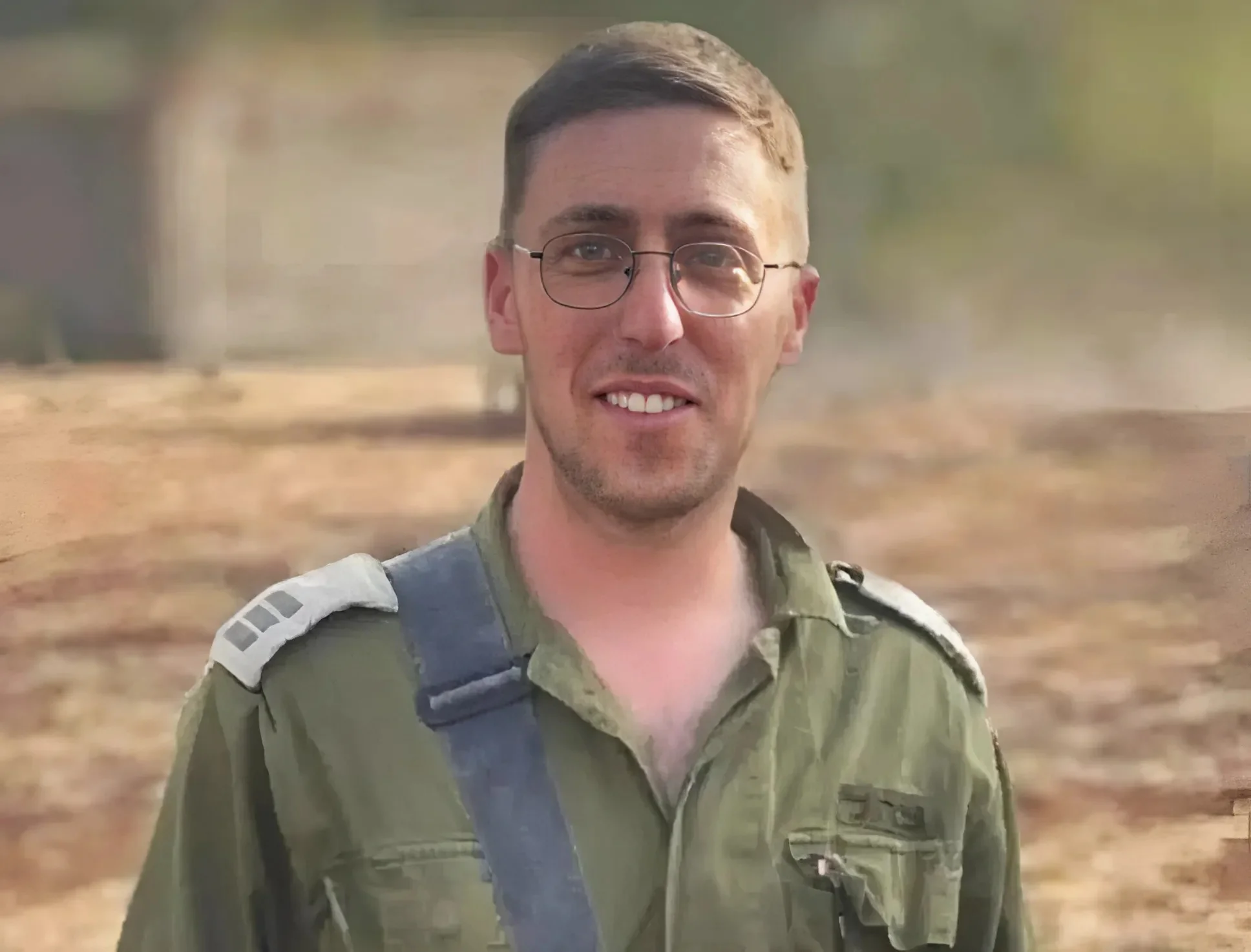 סגירת מעגל כואבת: ההורים עלו לבמה לקבל את התואר עבור בנם שנפל בקרב בלבנון סגירת מעגל כואבת: ההורים עלו לבמה לקבל את התואר עבור בנם שנפל בקרב בלבנון