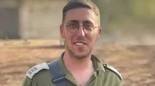 סגירת מעגל כואבת: ההורים עלו לבמה לקבל את התואר עבור בנם שנפל בקרב בלבנון