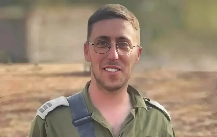 סגירת מעגל כואבת: ההורים עלו לבמה לקבל את התואר עבור בנם שנפל בקרב בלבנון
