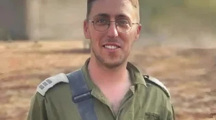 סגירת מעגל כואבת: ההורים עלו לבמה לקבל את התואר עבור בנם שנפל בקרב בלבנון