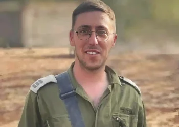 סגירת מעגל כואבת: ההורים עלו לבמה לקבל את התואר עבור בנם שנפל בקרב בלבנון