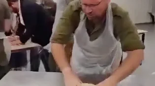 לשם מצות מצווה - בגבול עזה: אפיית מצות ליל הסדר במוצב מארס הפכה לרגע בלתי נשכח