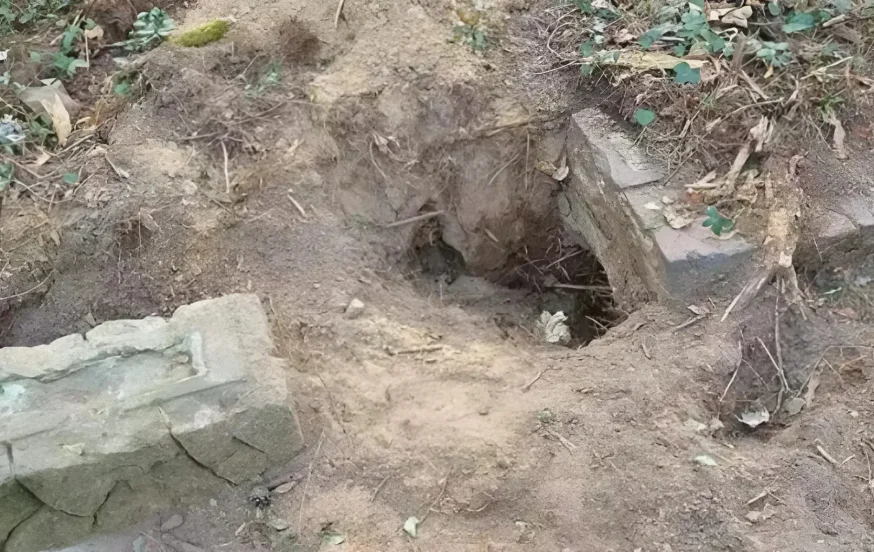זעזוע בפולין: קברים יהודיים חוללו ונחפרו זעזוע בפולין: קברים יהודיים חוללו ונחפרו