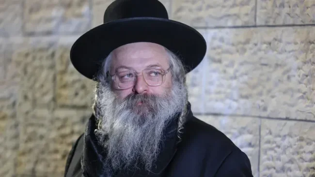 הרגע המצמרר: כך תועד האדמו"ר מגור בשריפת החמץ