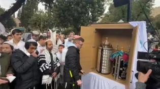 על קביים - ולב בוער: הפצוע פתח את ההיכל בעיר העתיקה