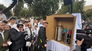 על קביים - ולב בוער: הפצוע פתח את ההיכל בעיר העתיקה