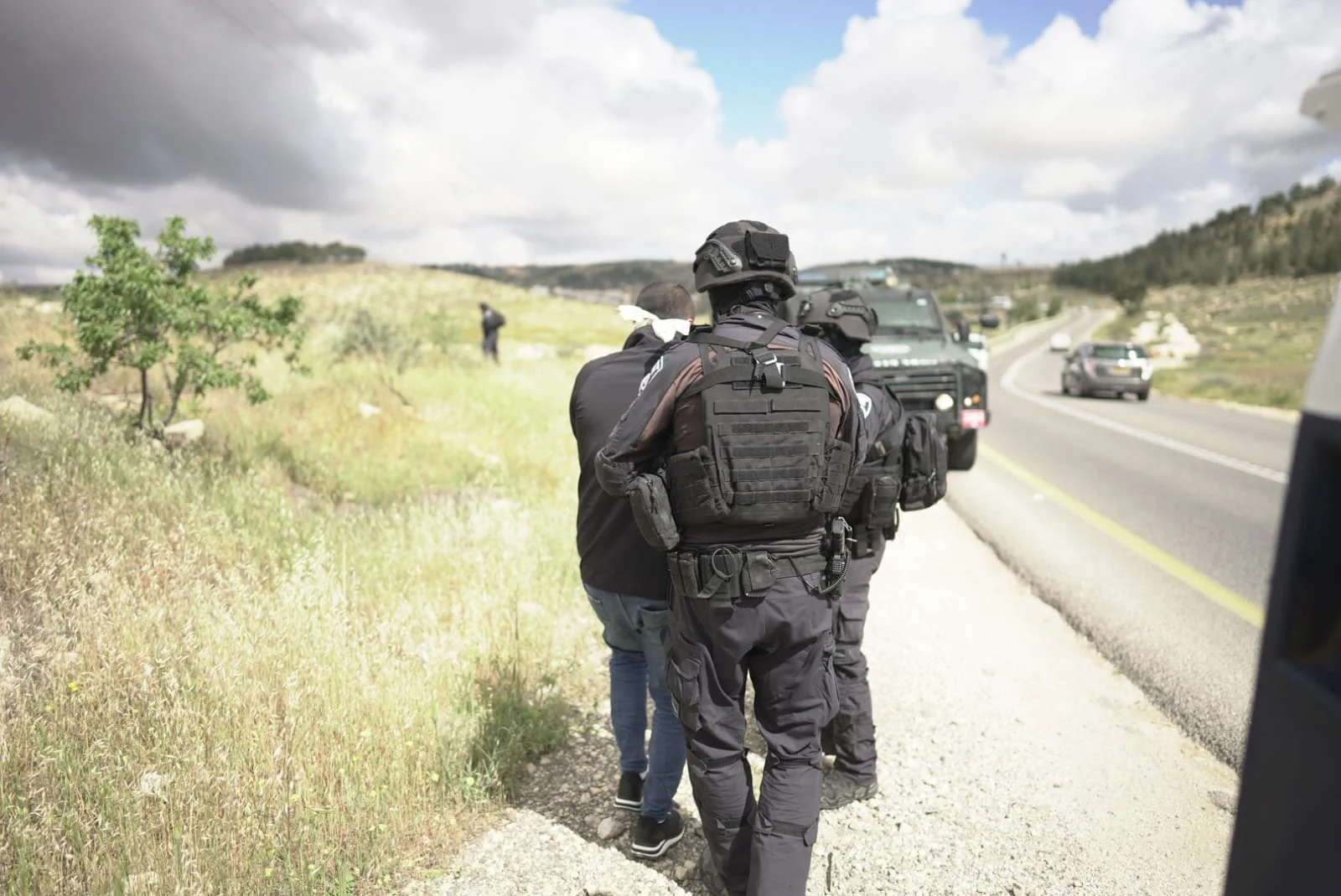 חשד לפיגוע דריסה: לוחם יס"מ פונה לבית חולים, הדורס נוטרל ונמלט