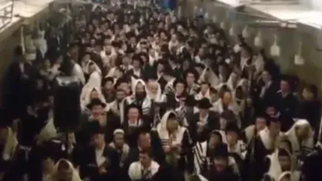 שחרית של חול המועד בשער הכותנה - רגע לפני סיבוב השערים