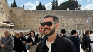 רגע שמרטיט את הלב: שורד השבי אליה כהן עולה לברכת כהנים בכותל