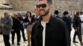 רגע שמרטיט את הלב: שורד השבי אליה כהן עולה לברכת כהנים בכותל