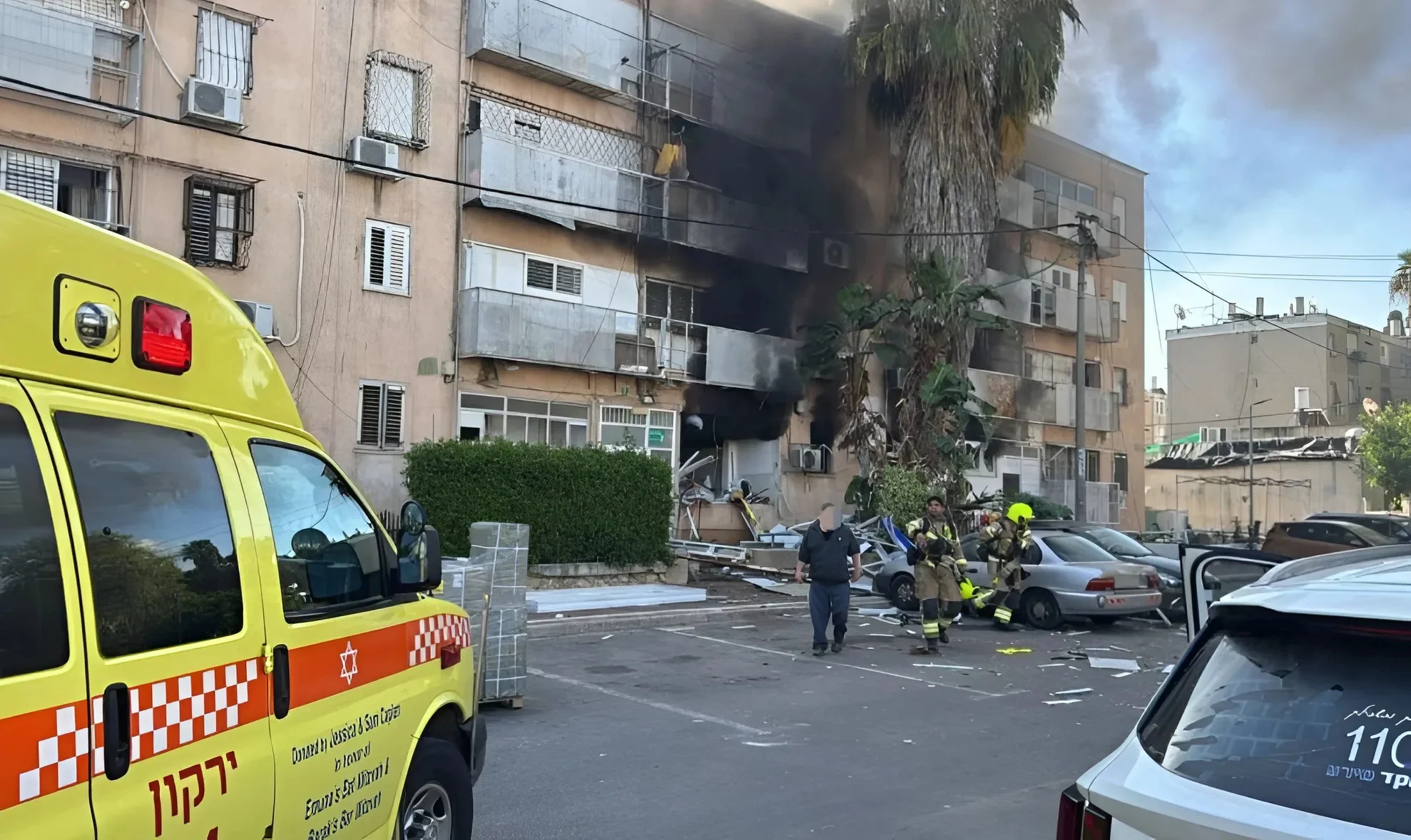 שלושה פצועים בפיצוץ בלון גז בדירה בפתח תקווה; גבר בן 60 במצב קשה