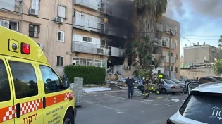שלושה פצועים בפיצוץ בלון גז בדירה בפתח תקווה; גבר בן 60 במצב קשה