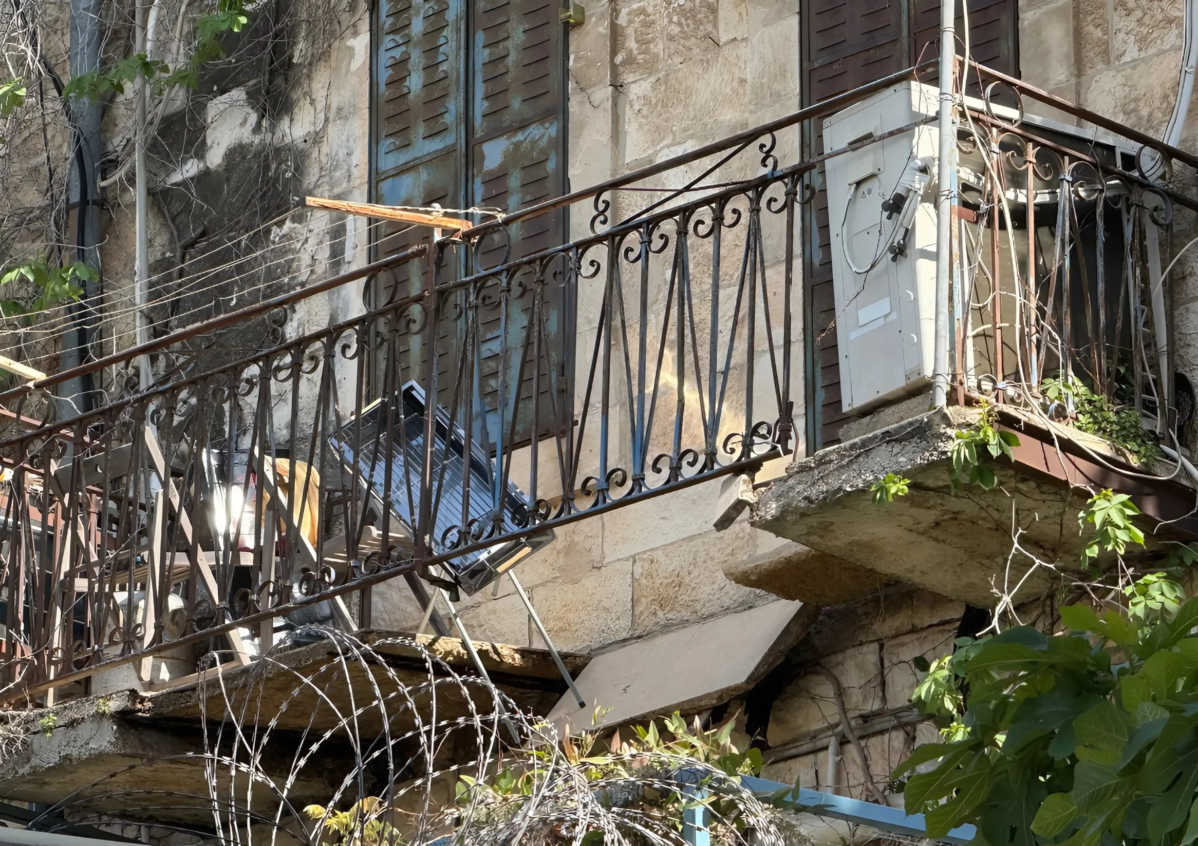 מרפסת קרסה בשכונה חרדית בירושלים: גבר כבן 30 נפצע באורח בינוני מרפסת קרסה בשכונה חרדית בירושלים: גבר כבן 30 נפצע באורח בינוני