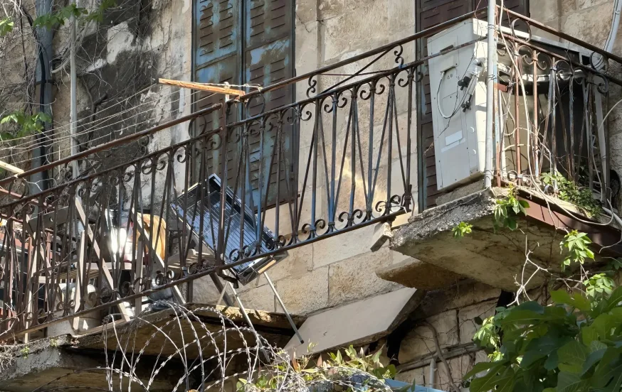 מרפסת קרסה בשכונה חרדית בירושלים: גבר כבן 30 נפצע באורח בינוני