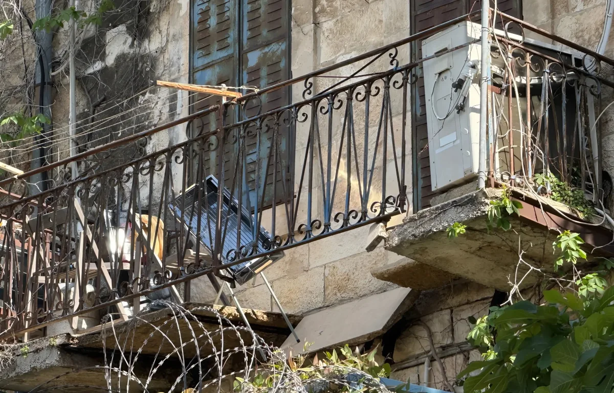 מרפסת קרסה בשכונה חרדית בירושלים: גבר כבן 30 נפצע באורח בינוני