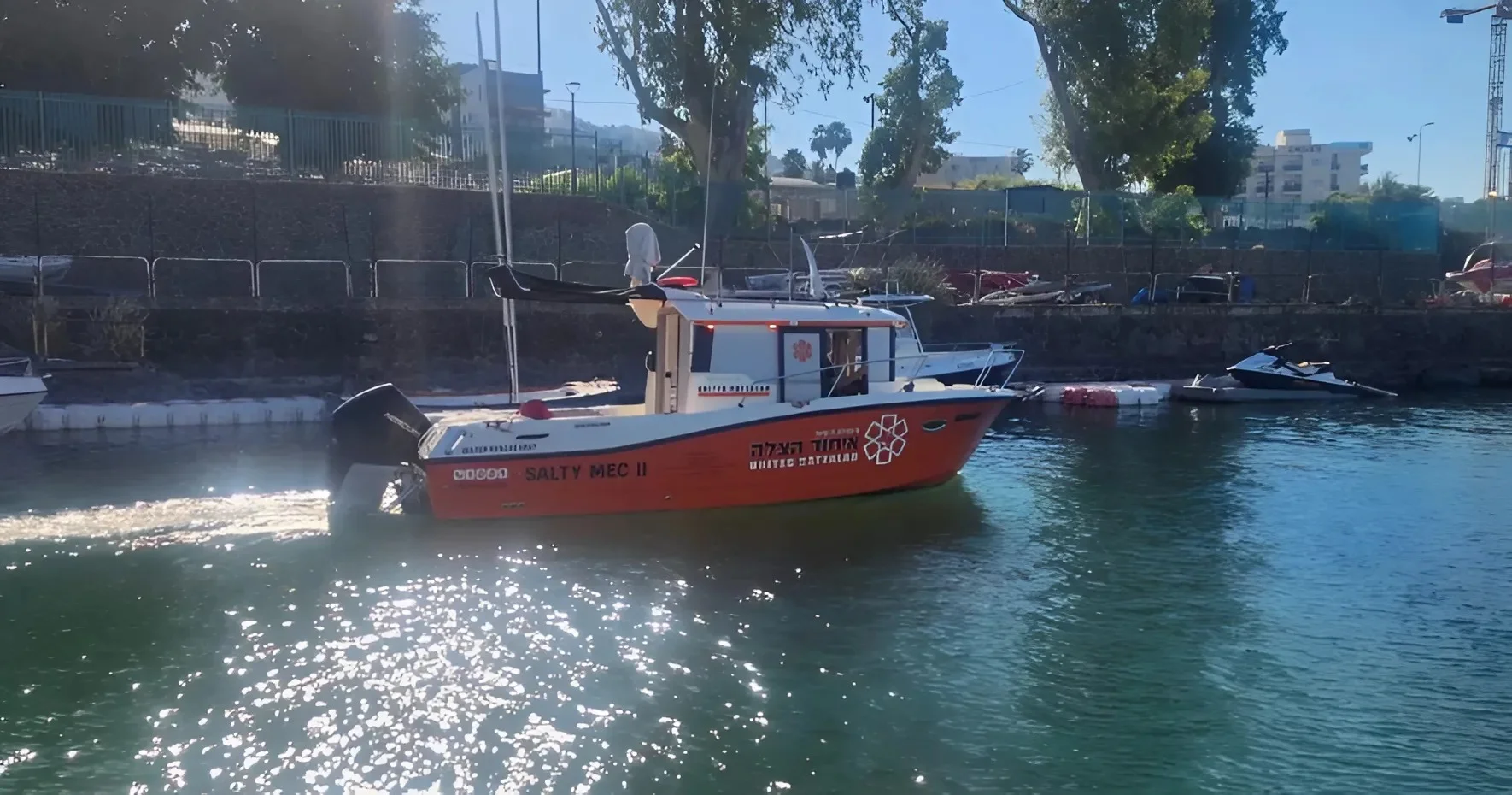 חילוץ דרמטי בכינרת: אב ובנותיו חולצו לאחר שנסחפו בסירת גומי חילוץ דרמטי בכינרת: אב ובנותיו חולצו לאחר שנסחפו בסירת גומי