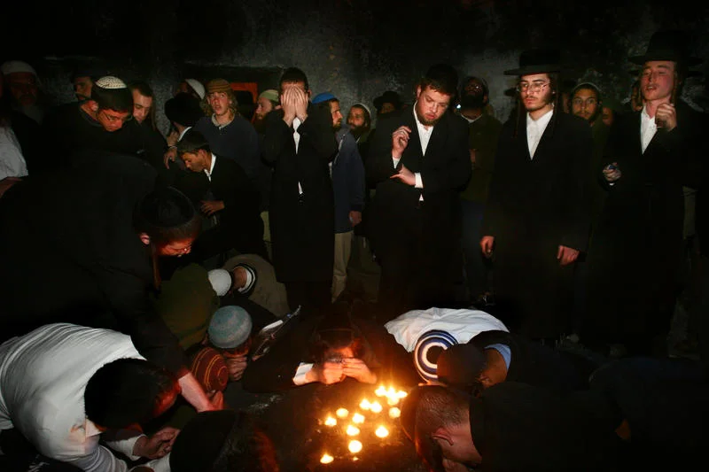 "לחזור לקבר יוסף": אלפי מתפללים בביקור חג מרגש הלילה בשכם