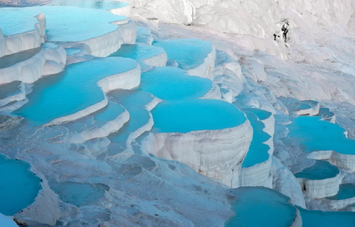 פלא טבע שמדבר לנשמה: המקום שבו מים לוהטים חושפים אמת עמוקה על הלב