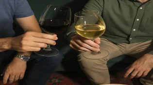 שברו את המיתוס: מחקר חדש טוען - יין אדום לא בהכרח בריא יותר מיין לבן