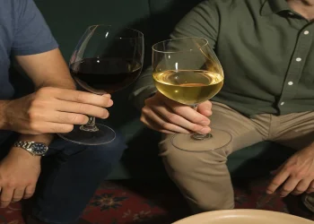 שברו את המיתוס: מחקר חדש טוען – יין אדום לא בהכרח בריא יותר מיין לבן שברו את המיתוס: מחקר חדש טוען – יין אדום לא בהכרח בריא יותר מיין לבן