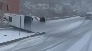 תיעוד חורפי מחו"ל: רגעים של החלקות מסוכנות בכביש מושלג