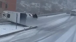 תיעוד חורפי מחו"ל: רגעים של החלקות מסוכנות בכביש מושלג