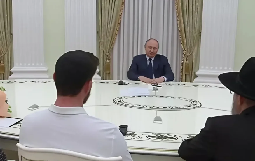 פוטין נפגש עם שורדי השבי - והודה לחמאס פוטין נפגש עם שורדי השבי - והודה לחמאס